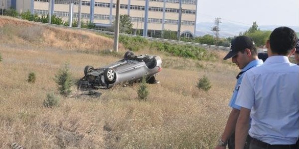 Otomobil takla attı: 2 polis yaralı