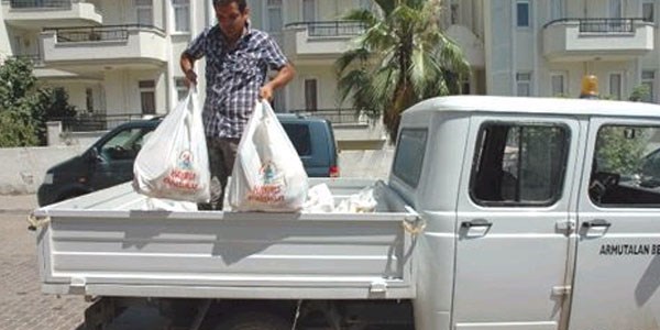 Armutalan'da ihtiyaç sahiplerine erzak dağıtılıyor