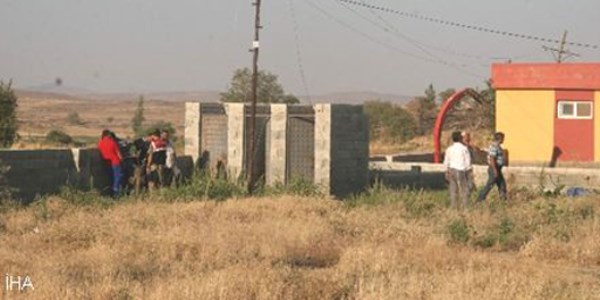 Çeşmeden su içerken üzerlerine elektrik kablosu düştü