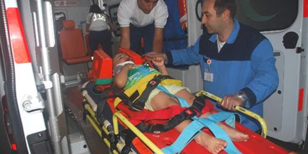 Balkondan bakan annesinin kucağından düştü