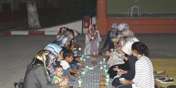 Simit, hurma ve su ile oruçlarını açtılar
