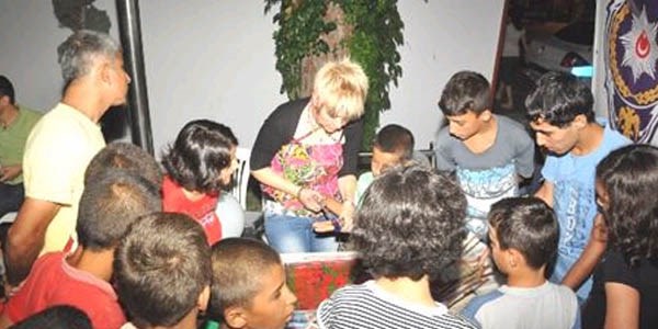 Ramazan'da çocuklar ebru sanatını öğreniyor