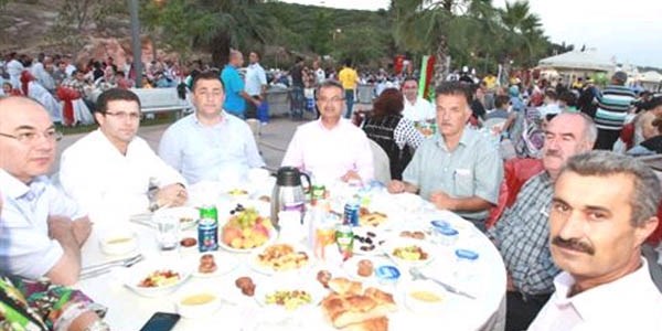 Gebze Belediyesi personeli iftar yemeinde bulutu