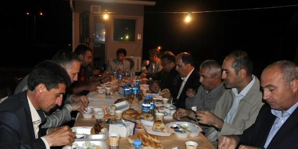 Trafik polisinden sürücüye sahur yemeği