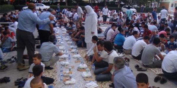 Batmanlılar yer sofrasında iftarını açtı
