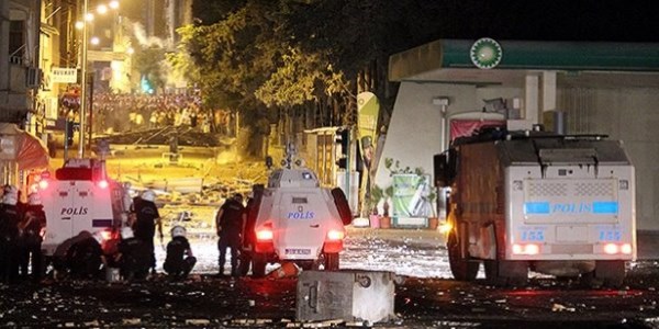 İzmir'de gözaltındaki 15 kişi adliyeye sevk edildi