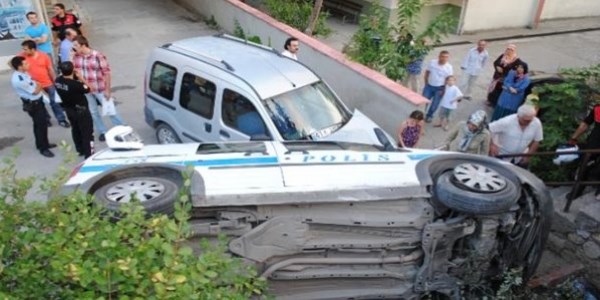 Polis aracı park halindeki aracın üzerine uçtu