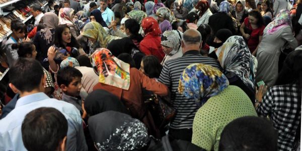 1 liralık ayakkabı izdihamı