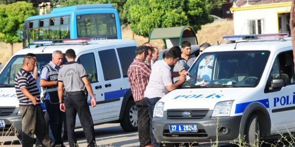 Adliye önünde bıçaklı kavga: 4 yaralı