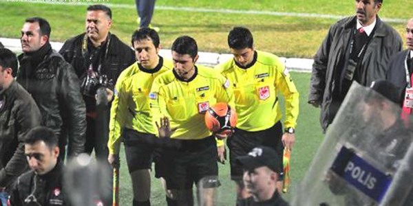 Hakeme çakmak atan taraftara 1 yıl maç izleme yasağı