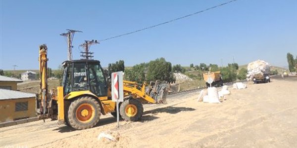 Saman yüklü kamyon üst geçide çarptı