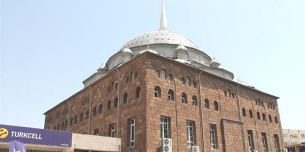 Görevli iftara gitti, caminin halıları çalındı