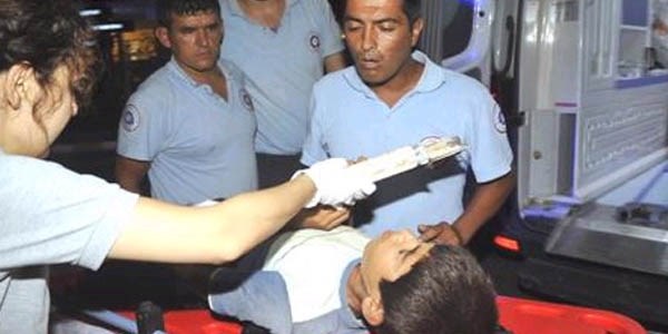 Parmağının sıkıştığı demir korkulukla hastaneye getirildi