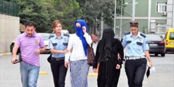 Biri oyalıyor diğeri çalıyordu