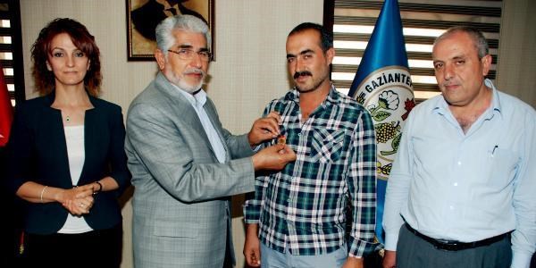 Yılın ilk fıstığını yetiştiren çiftçiye cumhuriyet altını