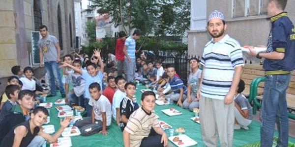 Kuran kursu öğrencileri birlikte iftar yaptı