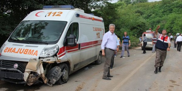 Ambulans ile otomobil çarpıştı: 8 yaralı