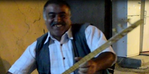 Geçimini sağlamak için iftar sonrası vatandaşları coşturuyor