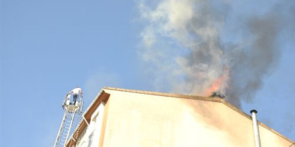 Niğde'de çatı yangını korkuttu