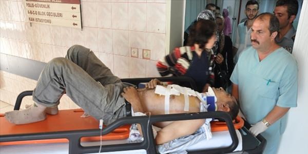 Traktör ile ağaç arasına sıkışan sürücü yaralandı