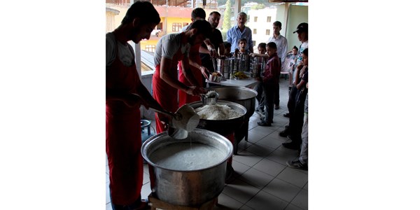 Şemdinli Belediyesi'nden evlere iftar yemeği servisi