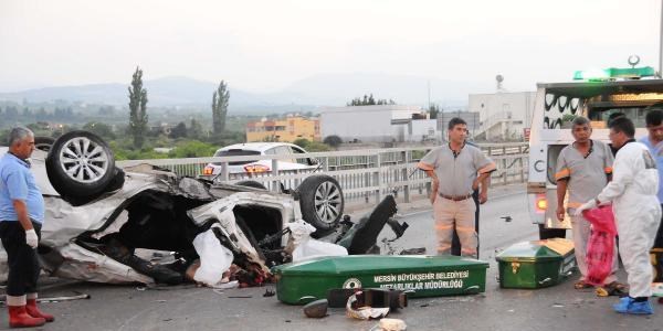 Otomobil bariyerlere çarpıp,takla attı: 3 ölü, 3 yaralı