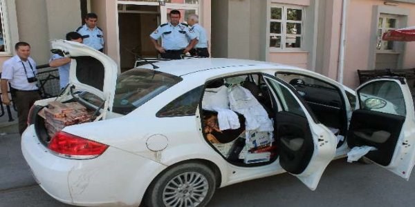 Binlerce kaçak sigarayla tatil yolunda yakalandılar