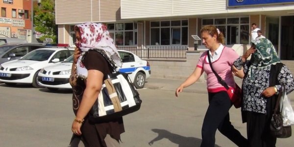 Polis, aile süsü verilerek yapılan sigara kaçakçılarına göz açtırmadı