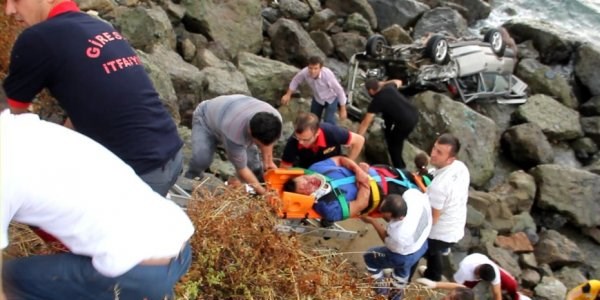 Giresun'da otomobil denize uçtu: 2 yaralı