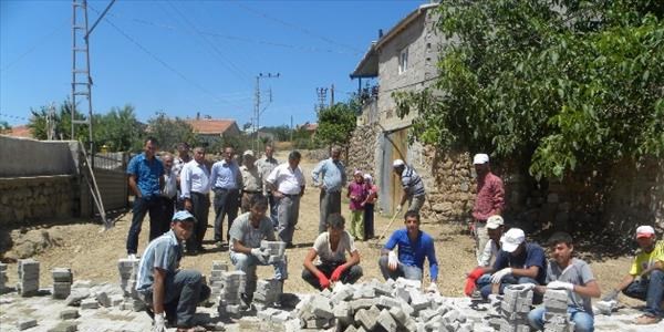 Köylünün ayağı çamurdan kurtuluyor
