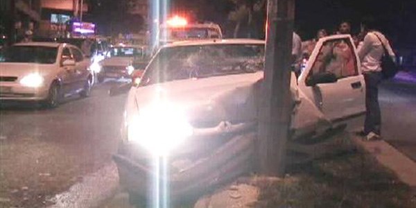 Otomobil aydınlatma direğine çarptı: 6 yaralı