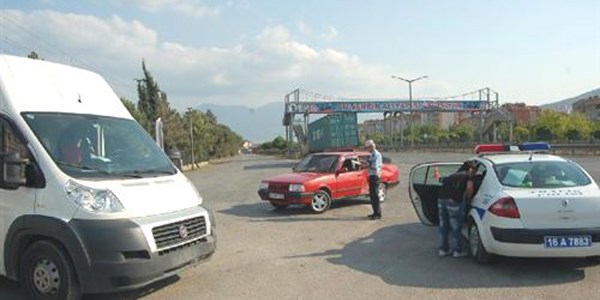 Kazada yaralanan Tuğba'yı, babası ambulansa böyle taşıdı