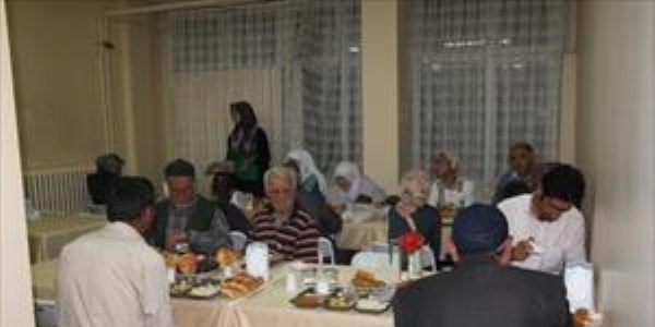 Devlet Hastanesinde hasta ve hasta yakınlarına sahurda açık büfe ikram