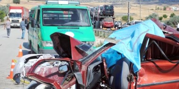 Cenaze dönüşü kaza: Aynı aileden 5 kişi öldü, 2 yaralı