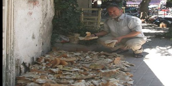 Kuru ekmeğin kilosu 25 kuruştan alınıyor