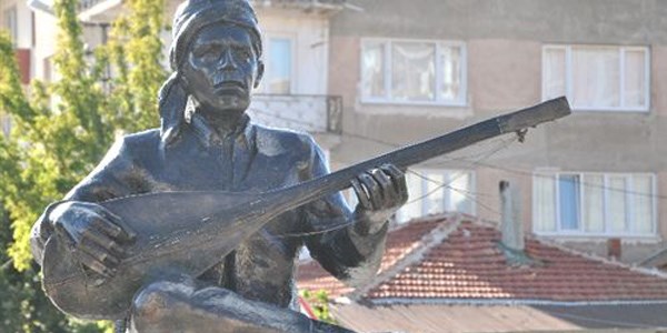 Âşık Ali Tanburacı'ya heykeline çirkin saldırı