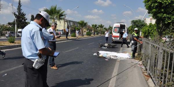 Ambulans şoförü motosikletle kaza yaptı; 2 ölü