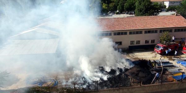 Karayolları Müdürlüğü'ndeki yangın korkuttu