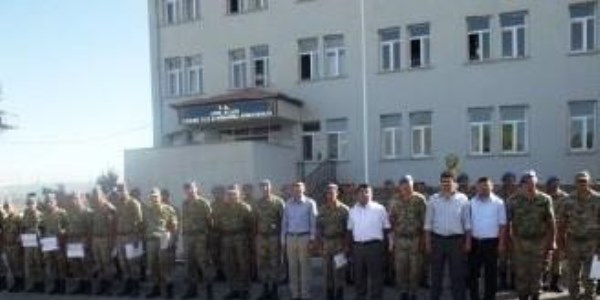 Meslek edindirme kursuna katılan askerlere sertifika