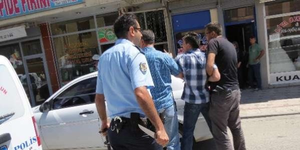 Bıçaklı saldırgan korku dolu anlar yaşattı