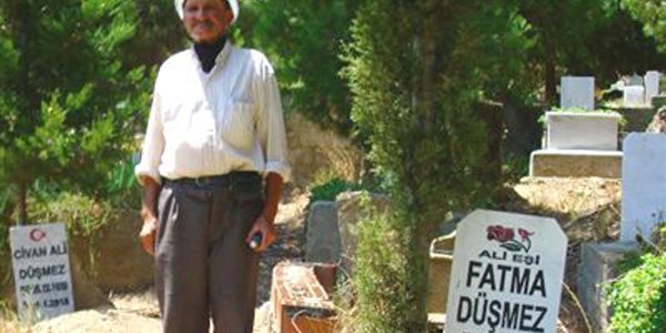 Mezar taşına ölüm tarihini yazdırdı