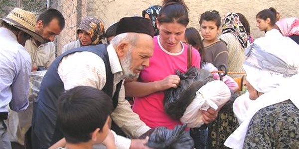 Zenginden alıp fakire dağıtıyor