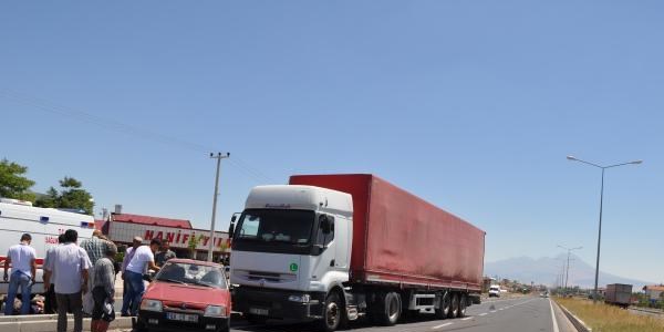 TIR'ın 50 metre sürüklediği otomobilde 3 yaralı