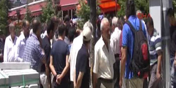 Burdur'da kaldırım çalışmasındaki ağaç kesimine tepki