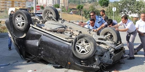 Ehliyetsiz sürücü otomobil ile takla attı: 3 yaralı