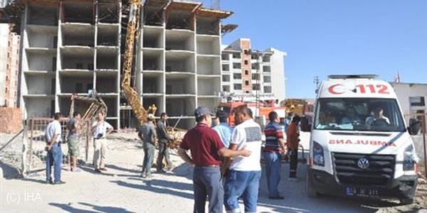 Toki inşaatı alanında vinç inşaatın üzerine devrildi