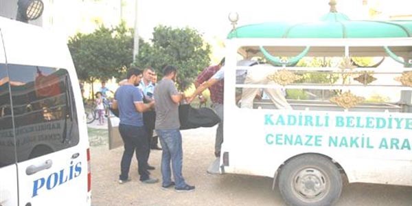 Emekli öğretmen evinde ölü bulundu