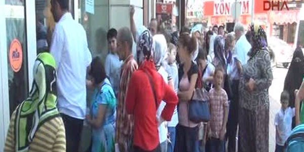 Zonguldak banka önünde yardım kuyruğu