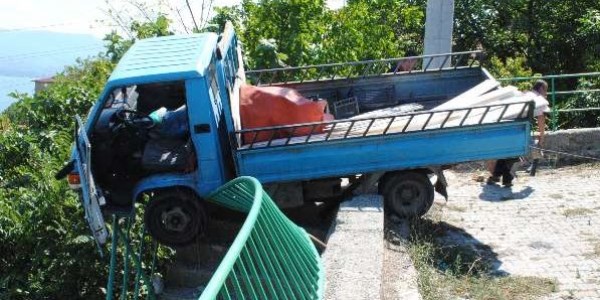 Freni boşalan kamyon duvarda asılı kaldı
