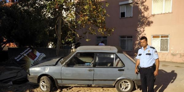 Çaldıkları otomobille kaçarken kaza yaptılar